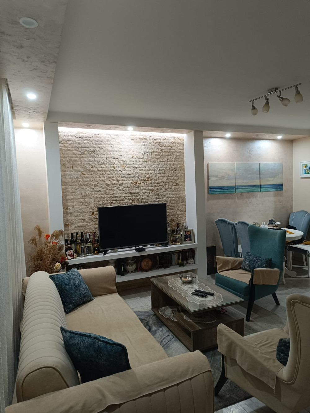 Modern cosy apartment in bustling area preview