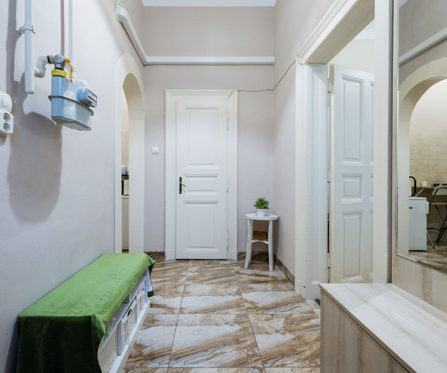 Green Lantern Home Downtown with AirCon Basilica