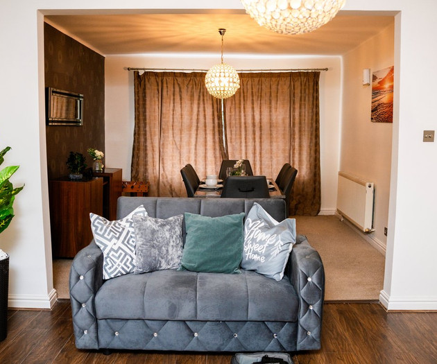 Modern & Spacious 4-Bedroom Residence in Crumpsall