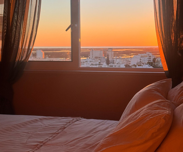 Modern 2BDR with Sunset Views – Faro Center