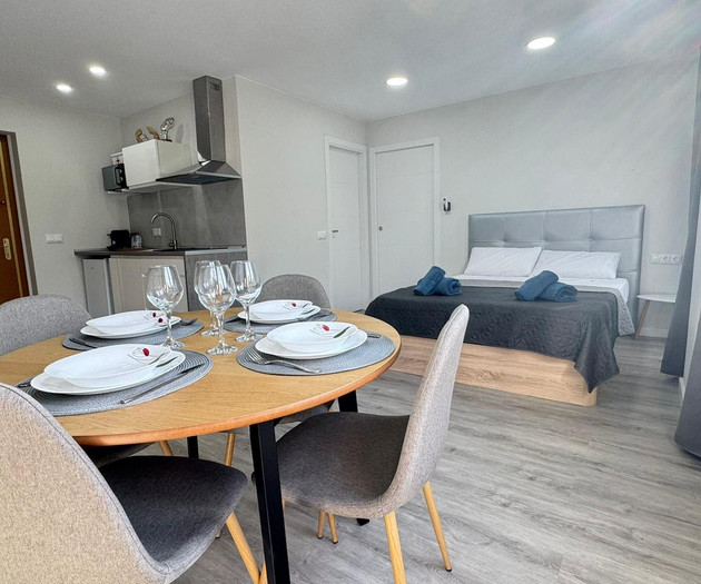 New 1 bedroom apartment KING SIZE bed