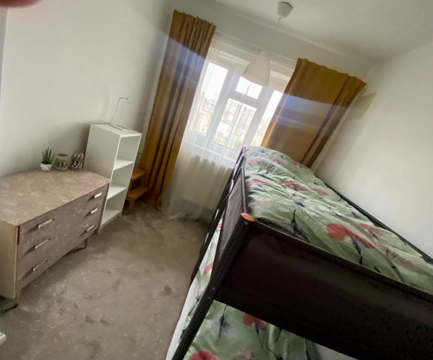 3 bedroom flat with balcony, 500m to rail station