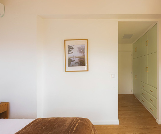 Apartamento espaçoso com 2 quartos, varanda, piscina e vista para a baía