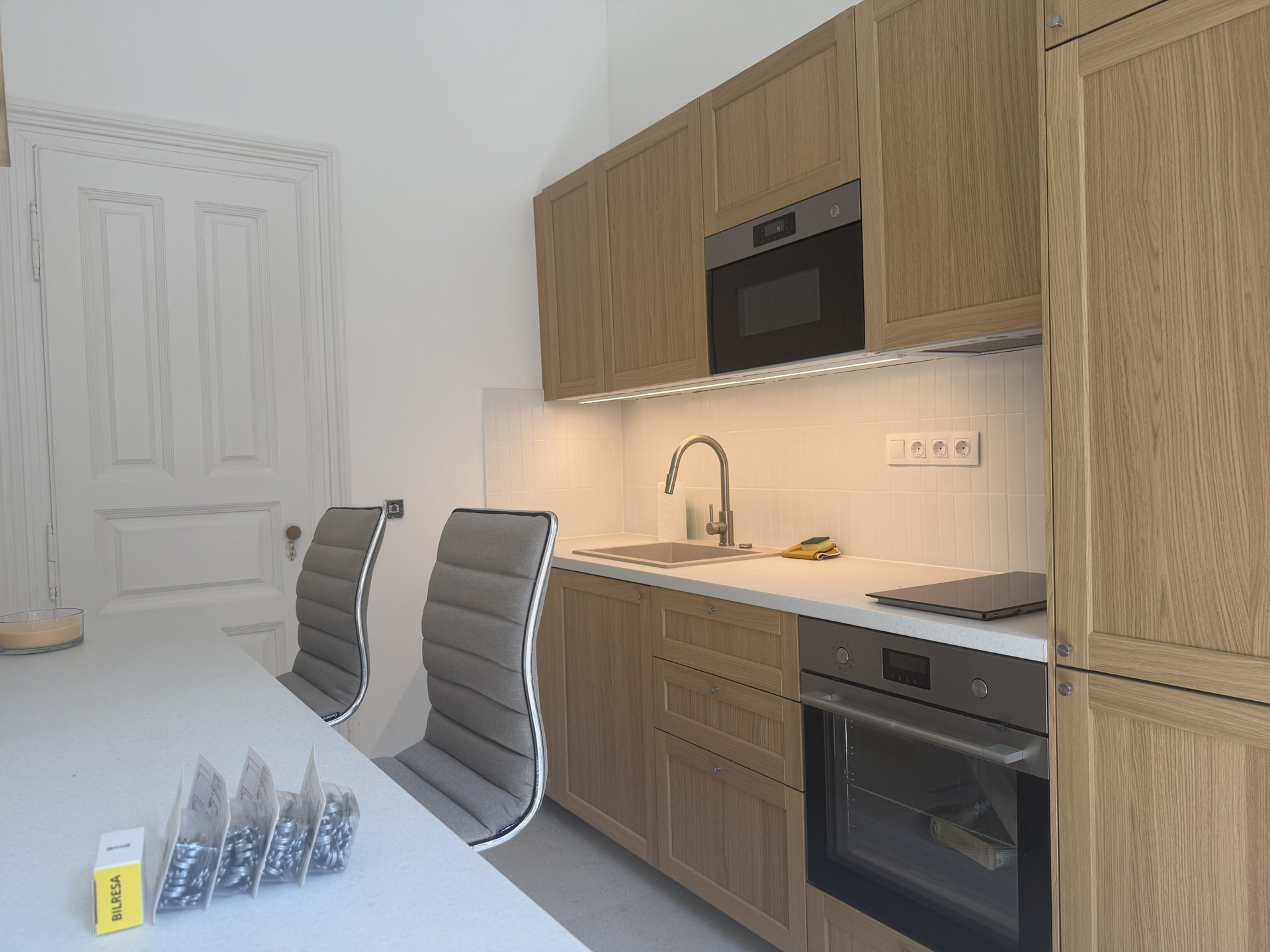 Kitchen with oven, cooktop