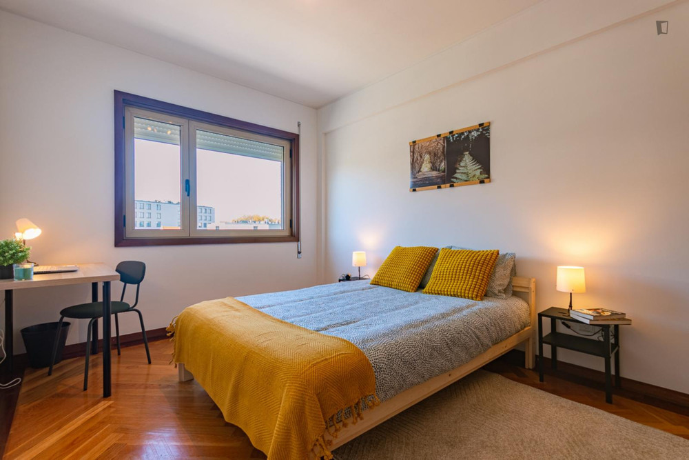 Spacious double ensuite bedroom in Porto-Room 4 preview