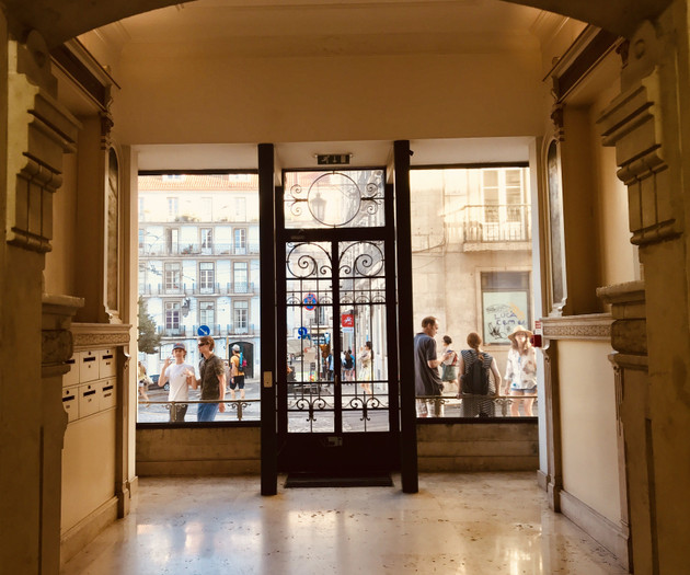 Bright 2-Bed Flat with Balconies to Camões square