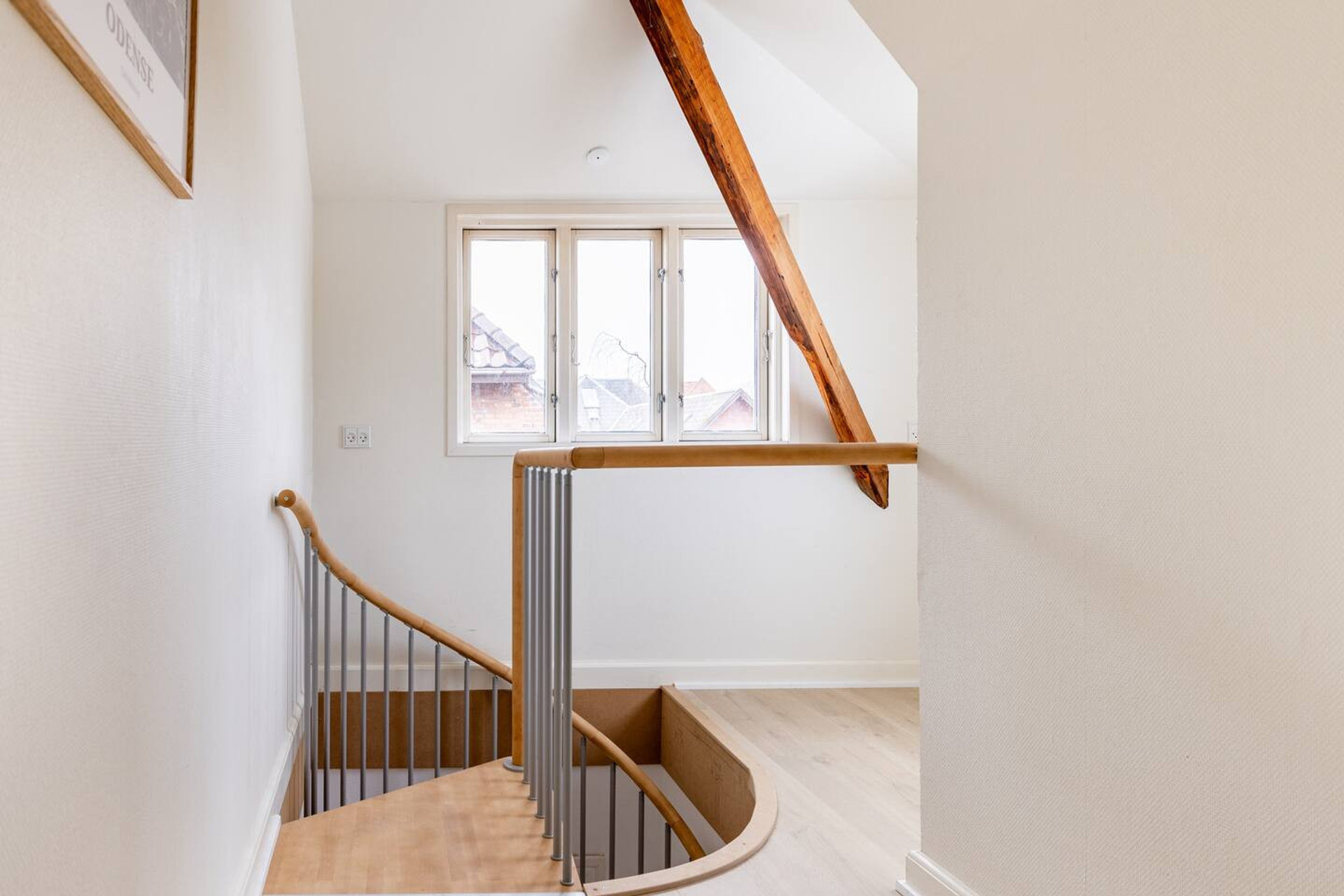 The hallway and stairs leading down to the entrance viewed from the hallway