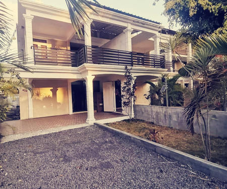 3-bedroom Duplex Seaview beach access flic en flac