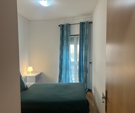 Quarto duplo em zona nobre de Lisboa