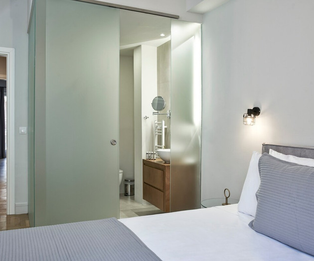 The second bedroom with an ensuite-bathroom