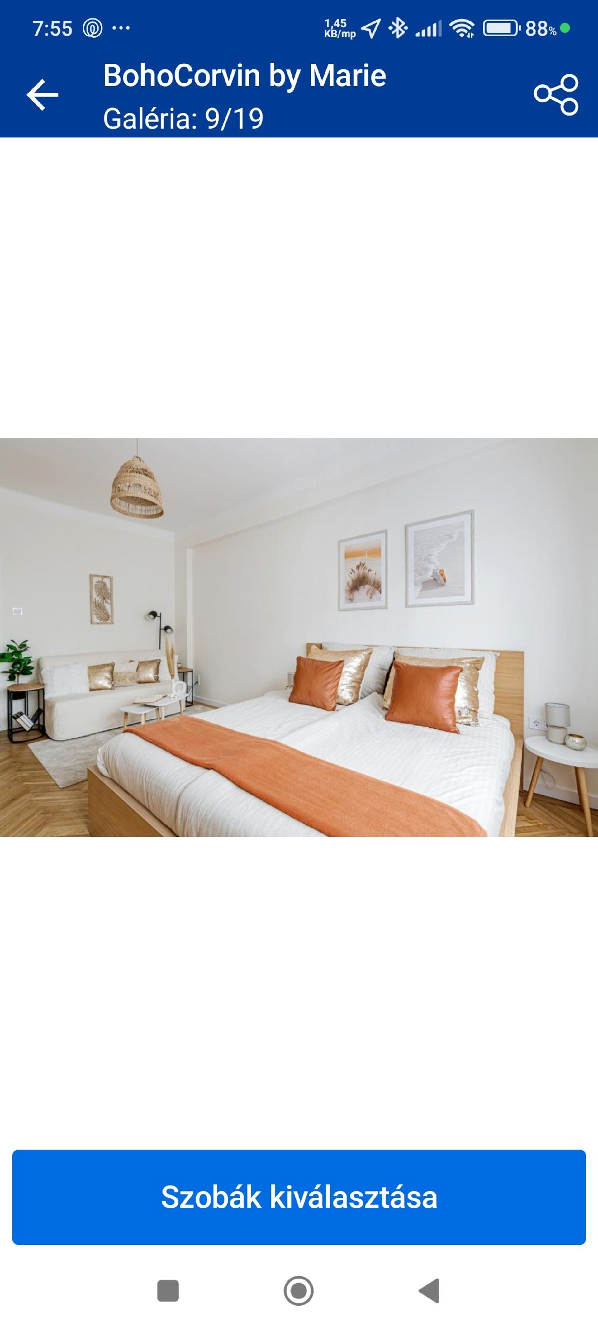 Twin bed room with sofa area