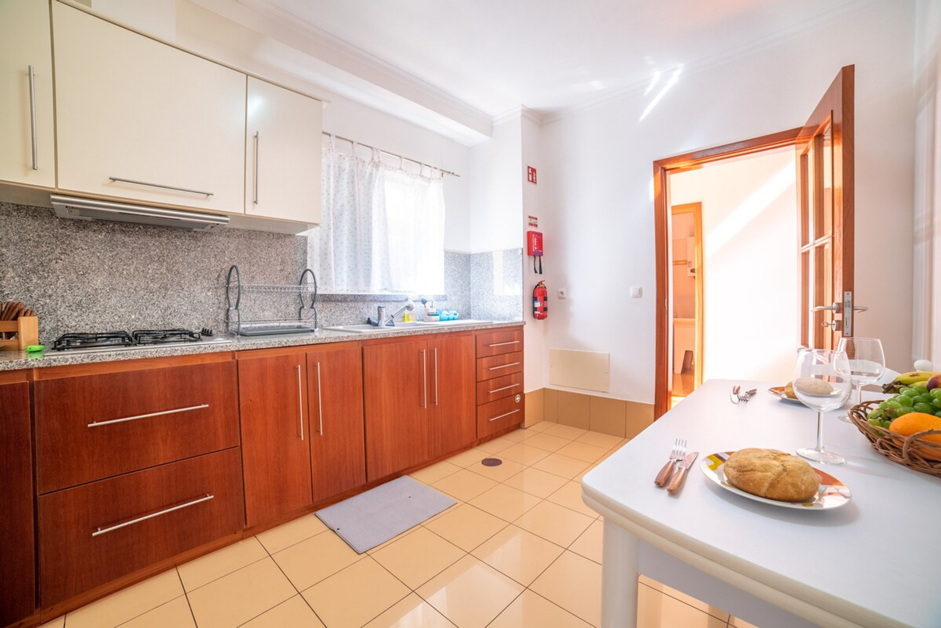 Large and spacious kitchen, equipped with all modern utensils and a dining table, providing an ideal environment for preparing meals and sharing special moments.