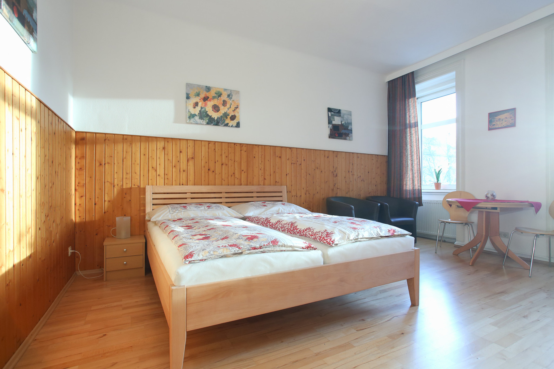 Breites gemütliches Bett