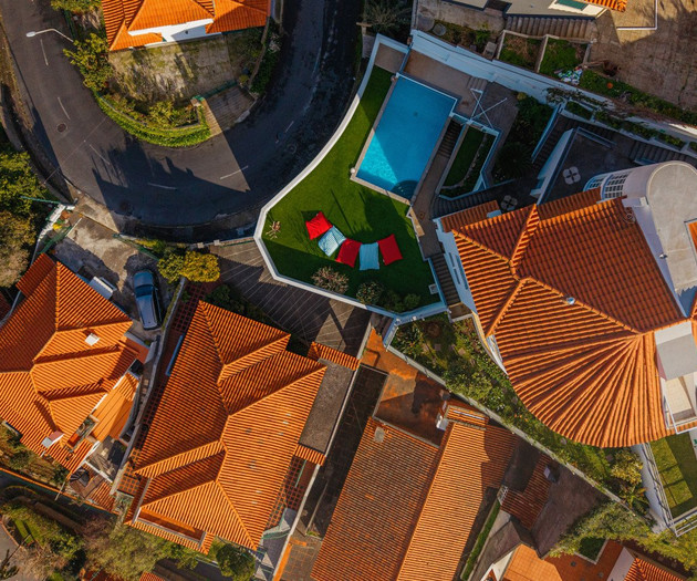 Apartamento espaçoso com 2 quartos, varanda, piscina e vista para a baía
