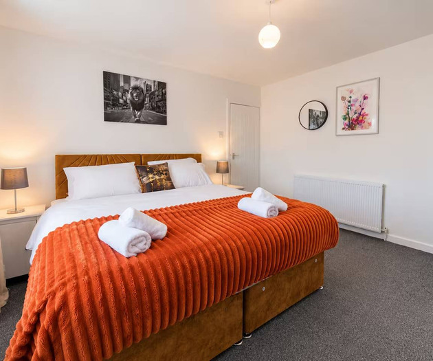 Cozy 4 Bedroom House | Sleeps 10 | Cardiff