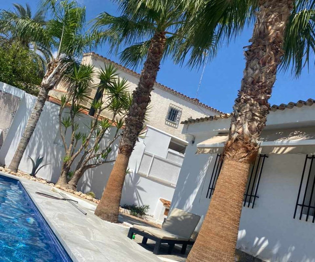 Phone screenshot of pool photo