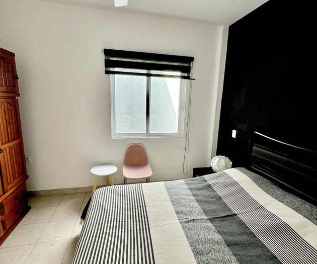 Flat 1/3_ 500mbps Wifi, Desk with office chair