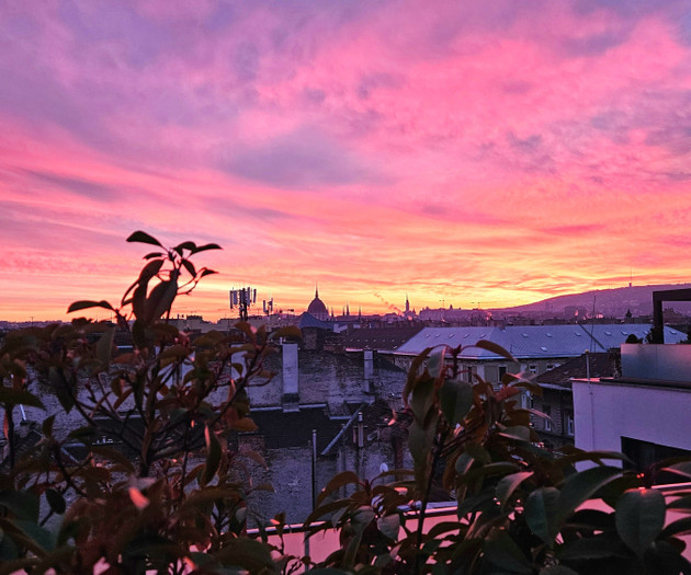 3 Bedroom Penthouse & big Roof top terrace :)