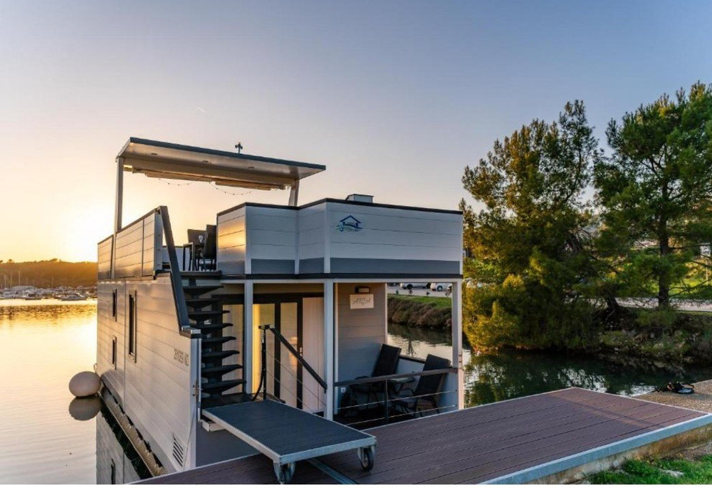 💻 ~200 Mbps internet 🏡 44 m² living space 👥 Up preview
