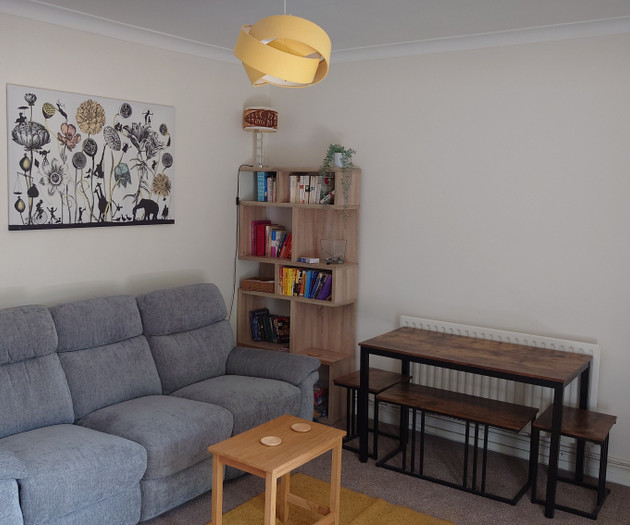 3 bedroom flat with balcony, 500m to rail station