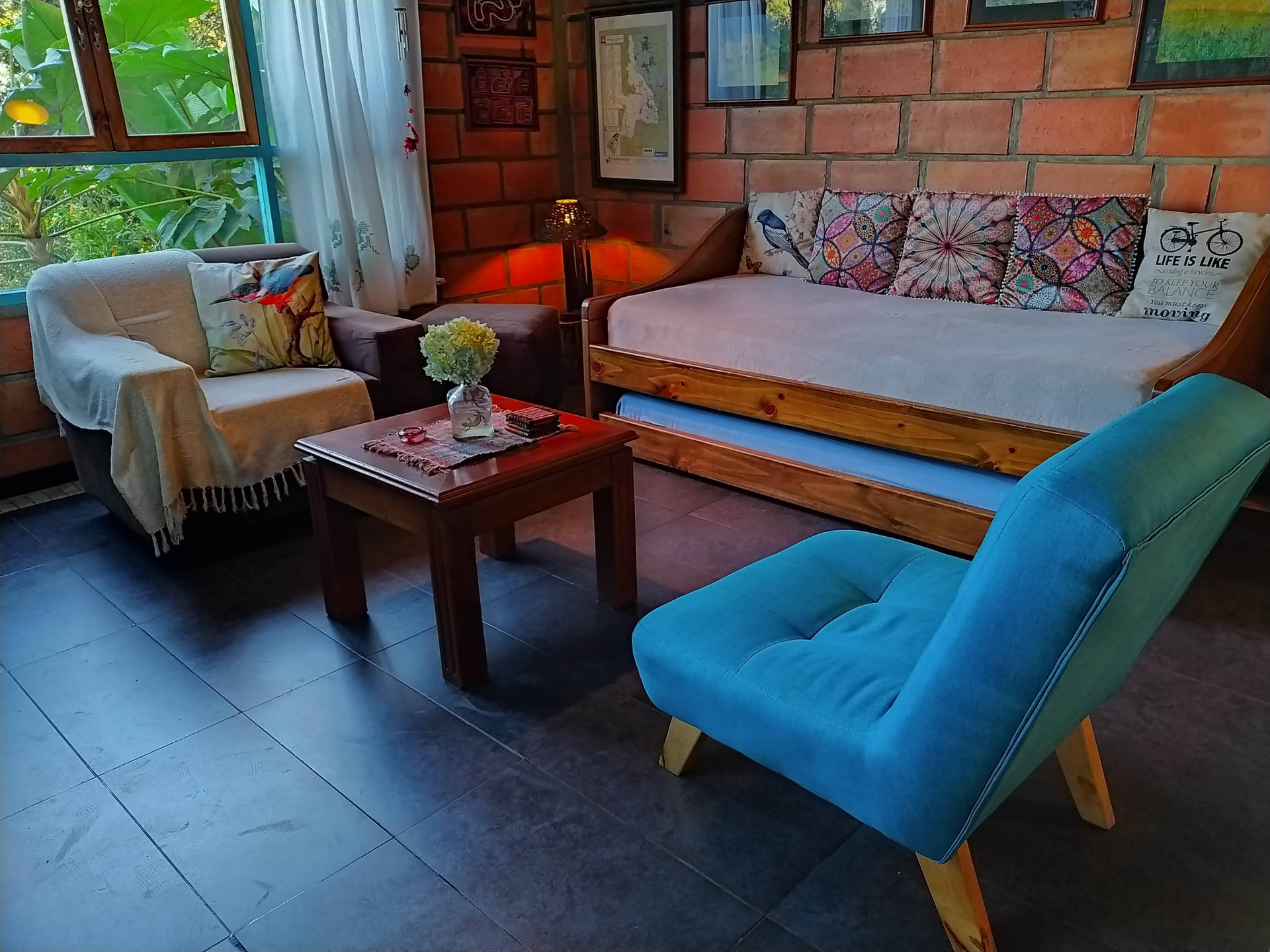 Cozy living room with daybed seating