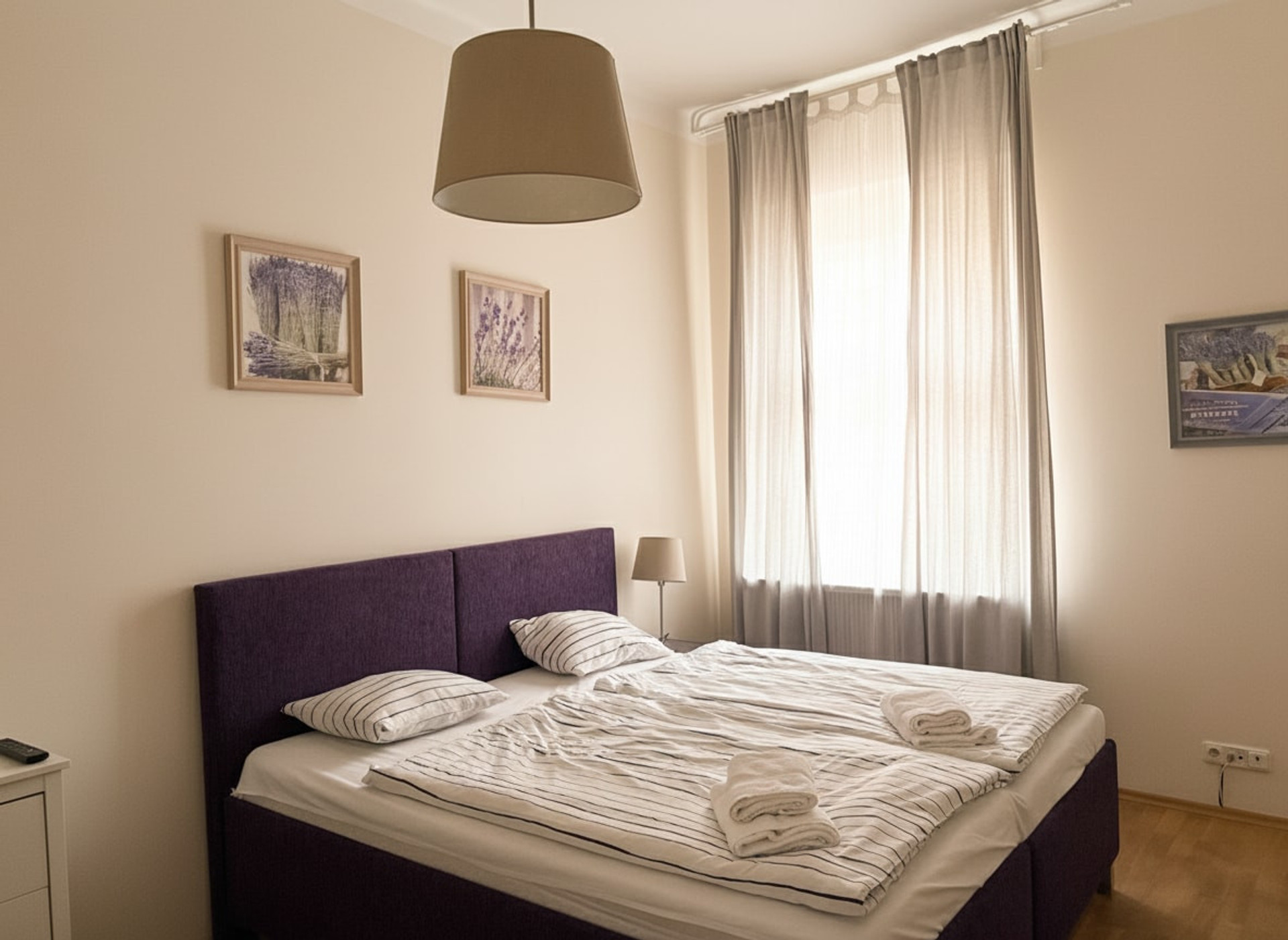 Bedroom 1 image 2