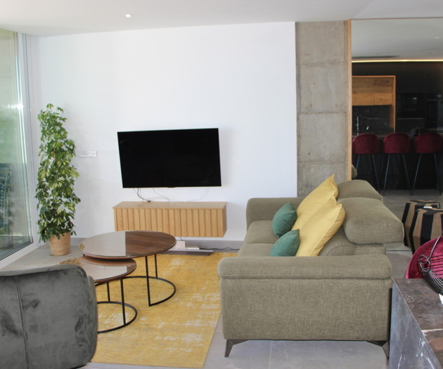 Modern, recently renovated. City and beach!