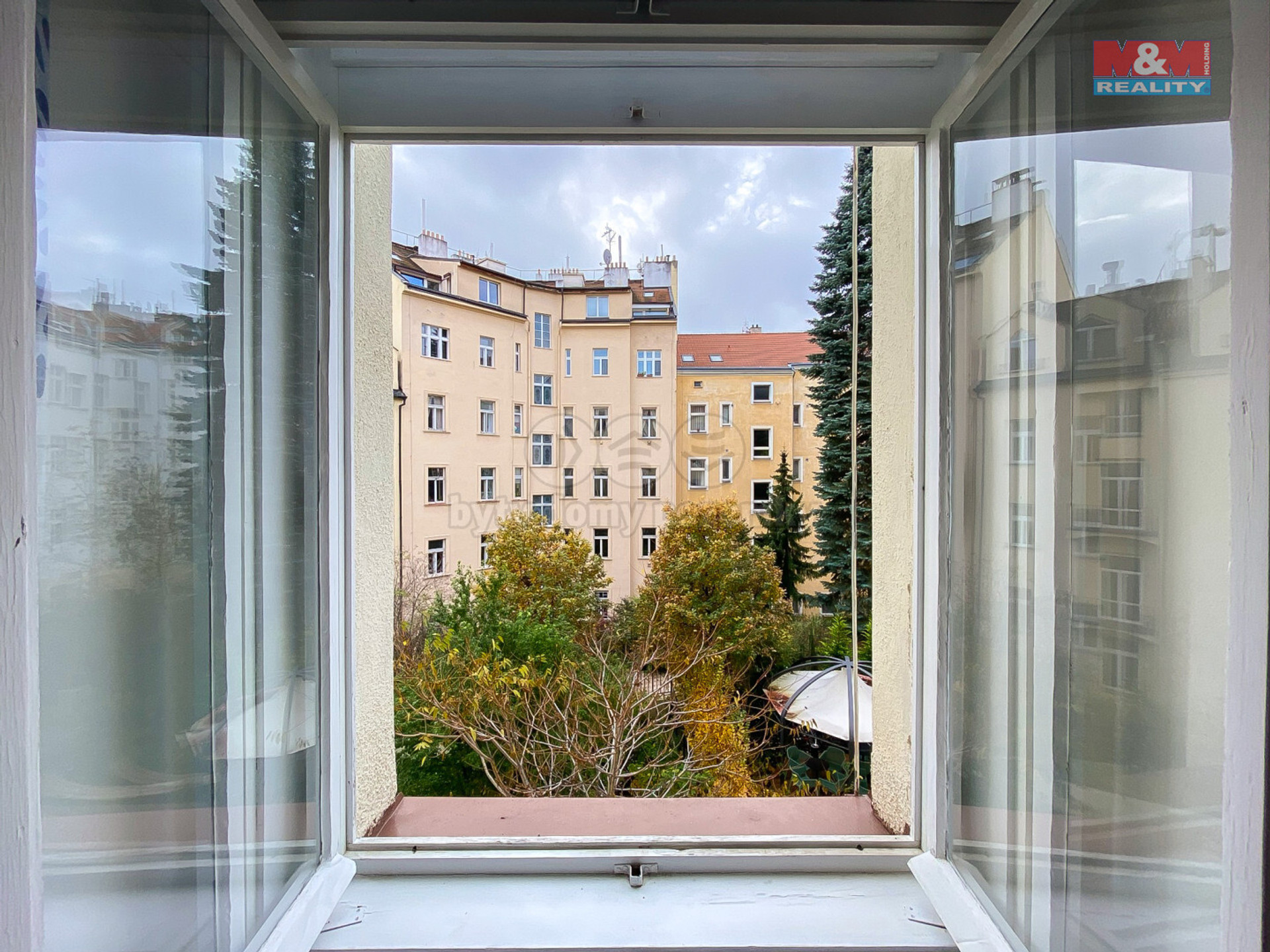 Inner courtyard (bedroom view)