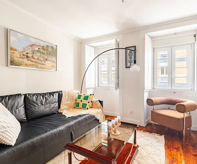 Bright 2-Bedroom Apartment with Terrace near Rato