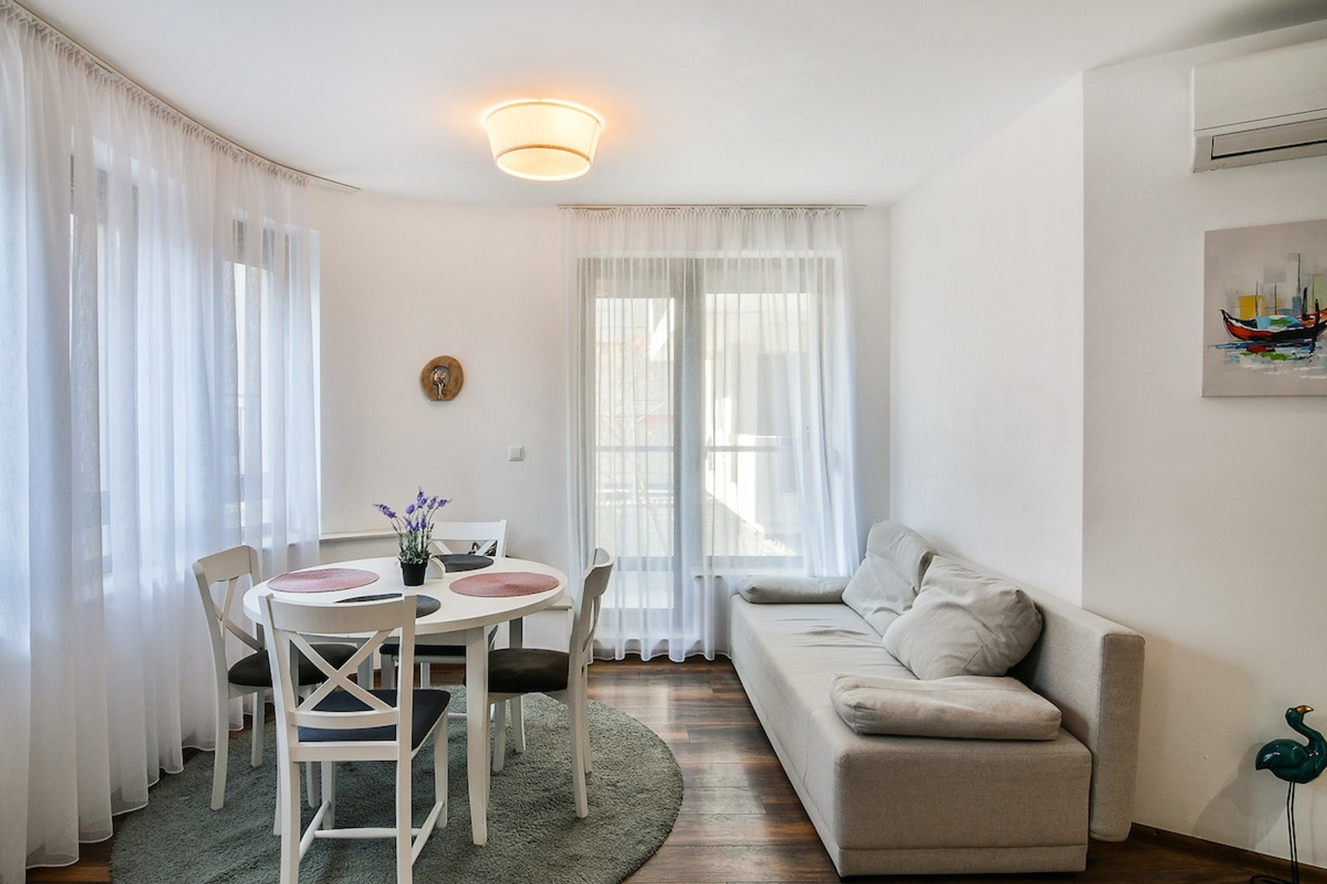 Bright and inviting dining area – A cozy space with a stylish dining table, soft lighting, and large windows that fill the room with natural light. Perfect for enjoying meals in a relaxed setting.