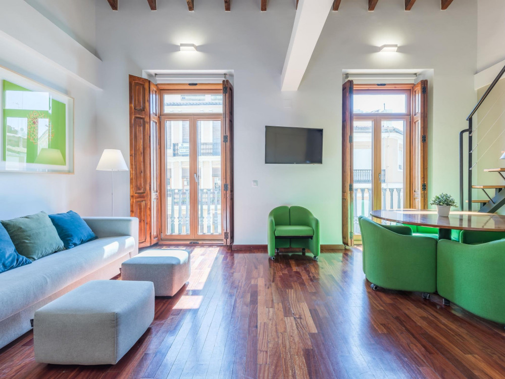 Bright & Cozy Penthouse · Seasonal Rental preview