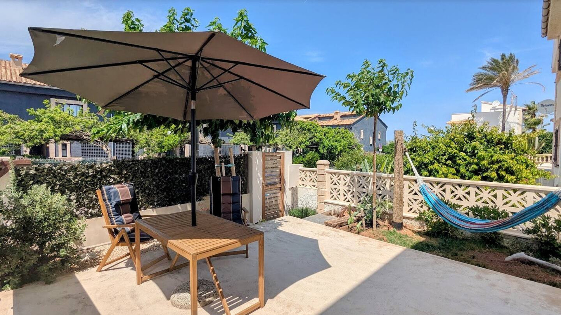 Terraza privada con todo lo necesario para disfrutar de las comidas, incluso con amigos, ya que la mesa pueden llegar a ser 6 personas e incluye parasol, barbacoa de gas con mesita anexa de acero inoxidable,...
