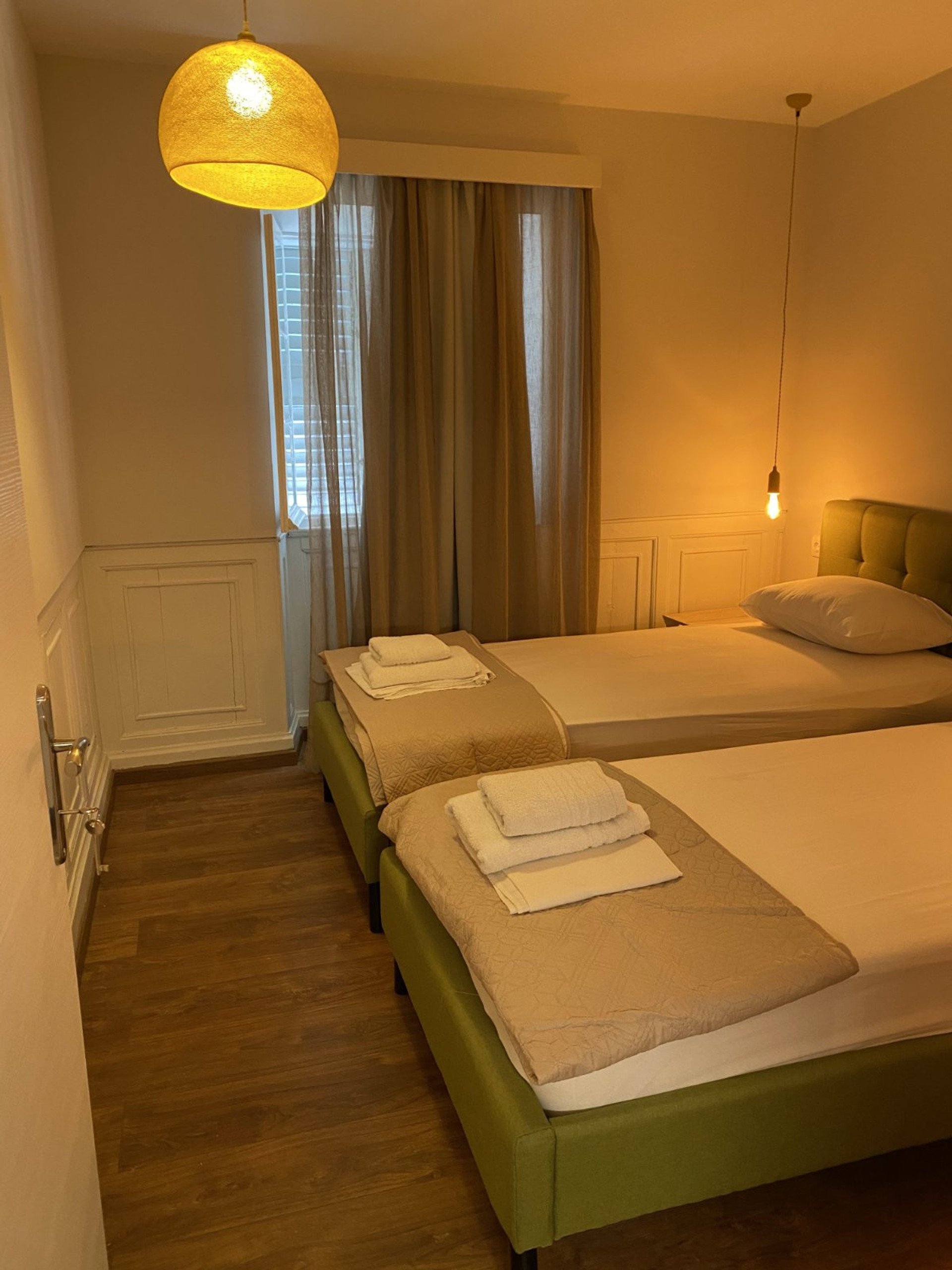 b BEDROOM 2 TWIN BEDS