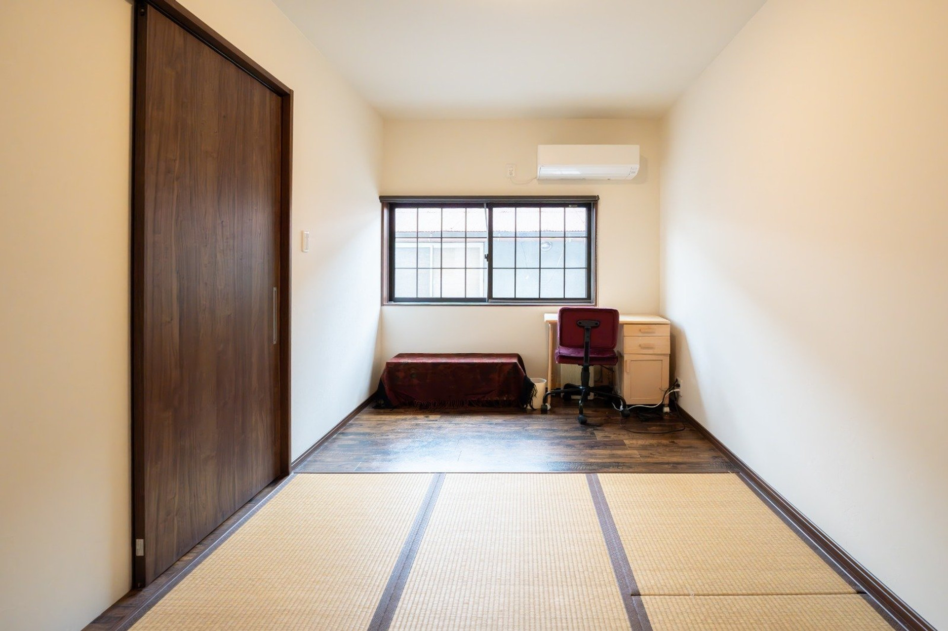 Tatami room with desk