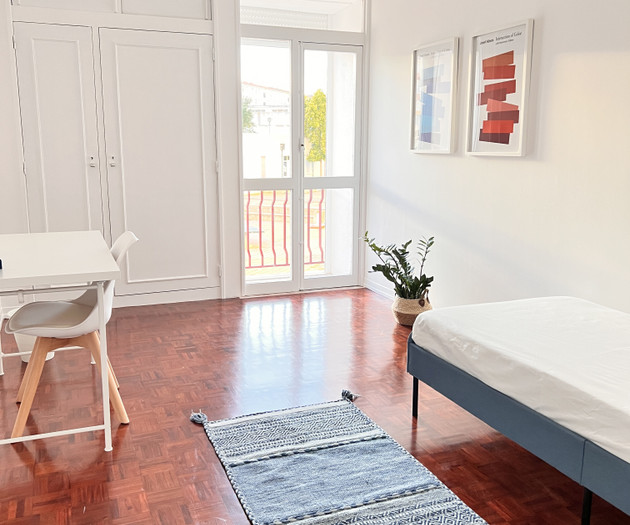 Cozy & Fully Furnished Blue&Red Room in Lisbon