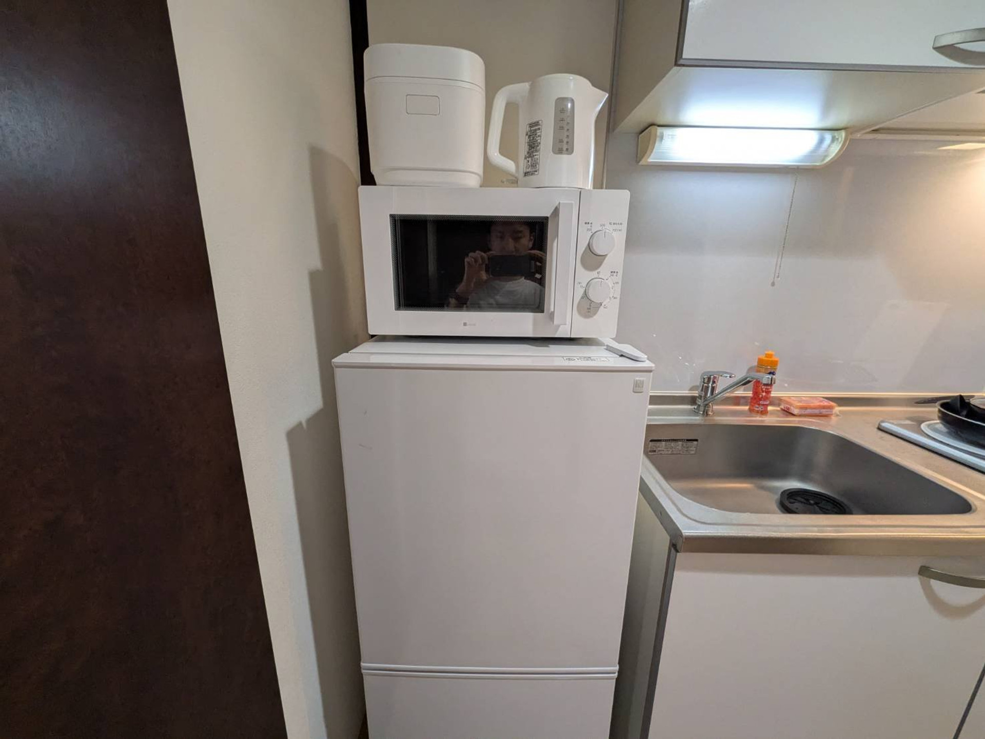 冷蔵庫、電子レンジ、電気ポッド、炊飯器です。