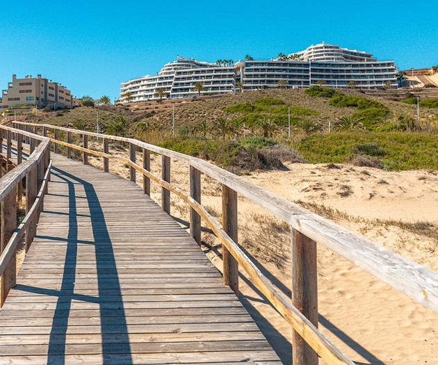 Luxury Beachfront Apt | Heated Pool, Gym & Seaview