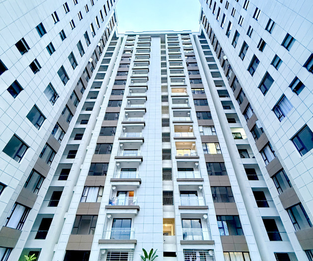 Airy 17th Floor 2BR: City Views, Balcony & Pool