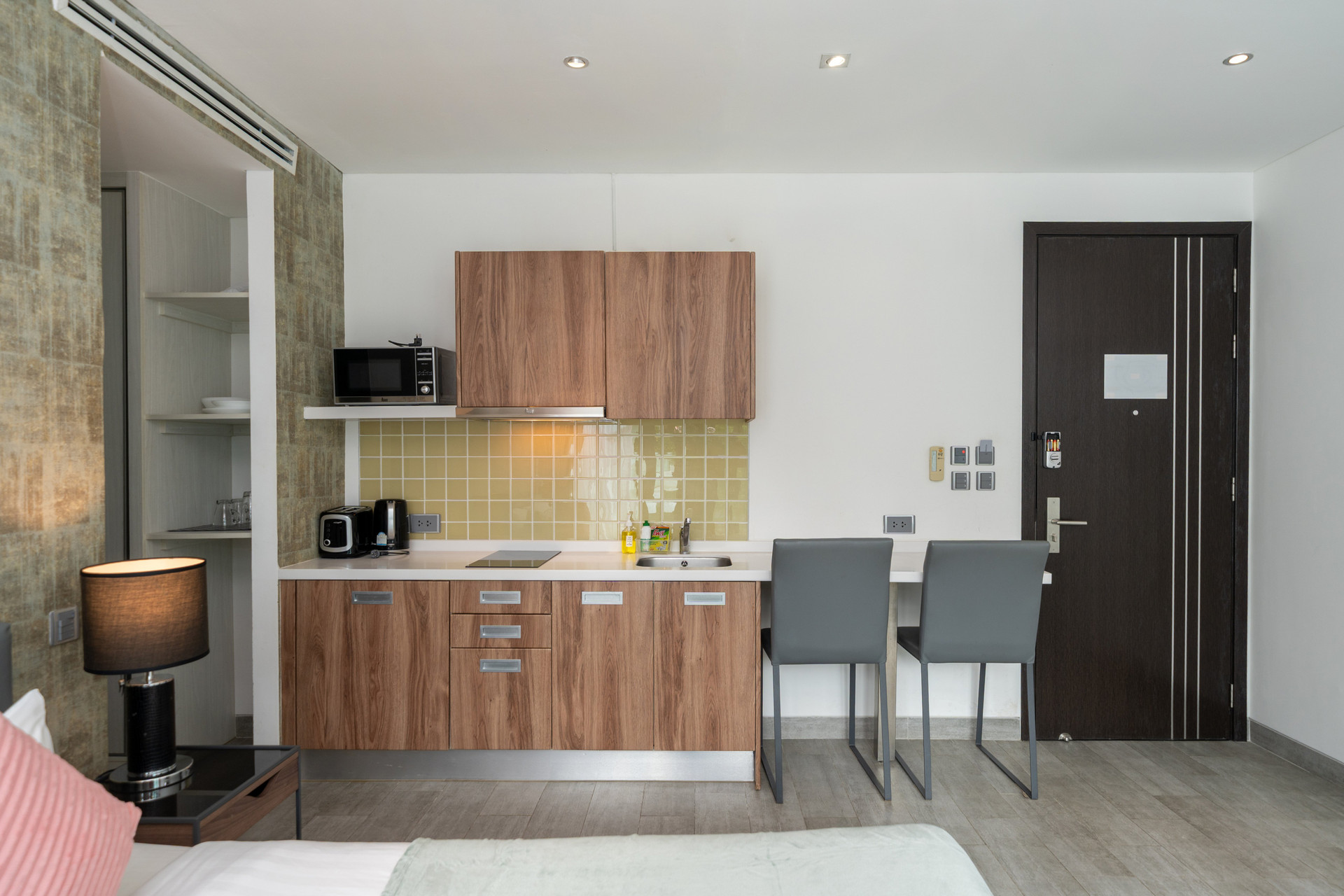 Kitchenette with breakfast bar