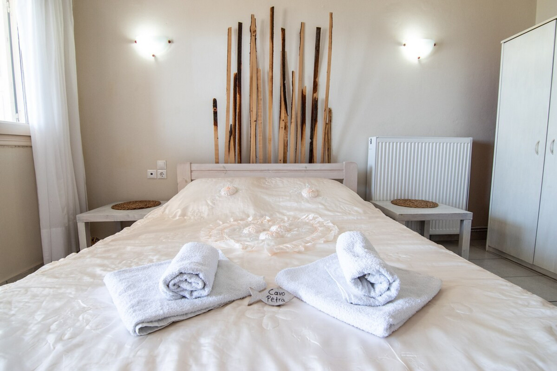 A comfortable king size bed with anatomic mattress and a closet. Quite a sunny and bright space!
