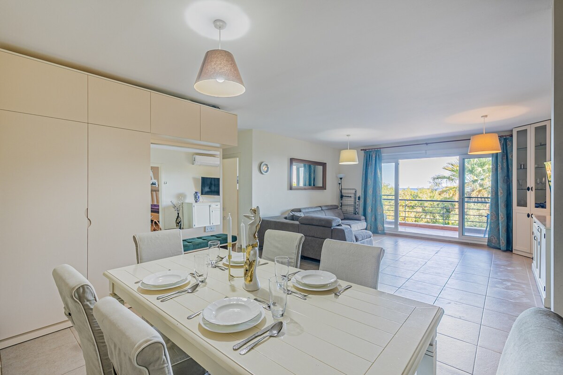 Dining area image 1