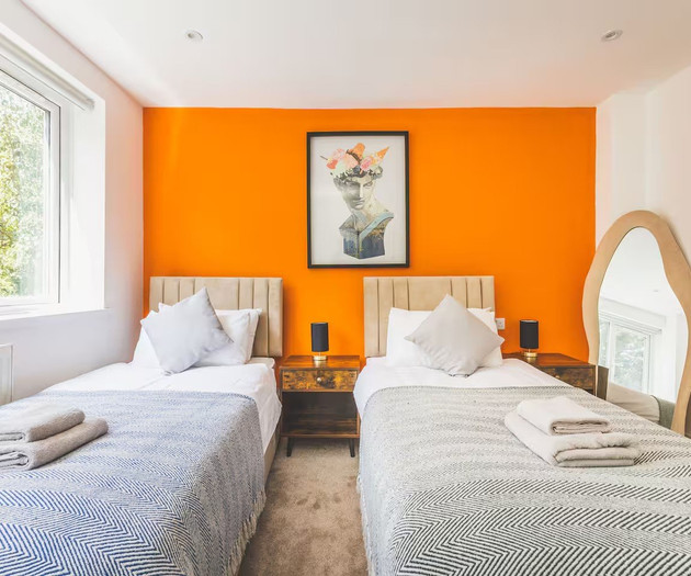 3 bed | Sleeps 7 | Private Parking | Great Locatio