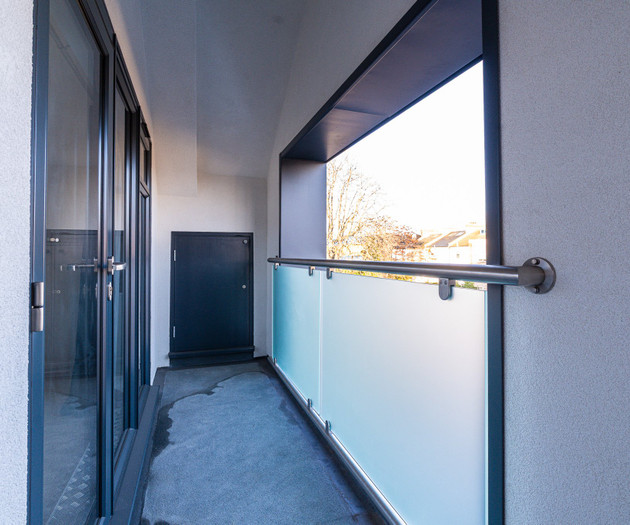 Narrow balcony with frosted glass