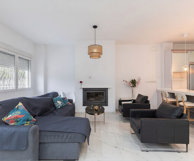 Large, modern house in Valencia City!