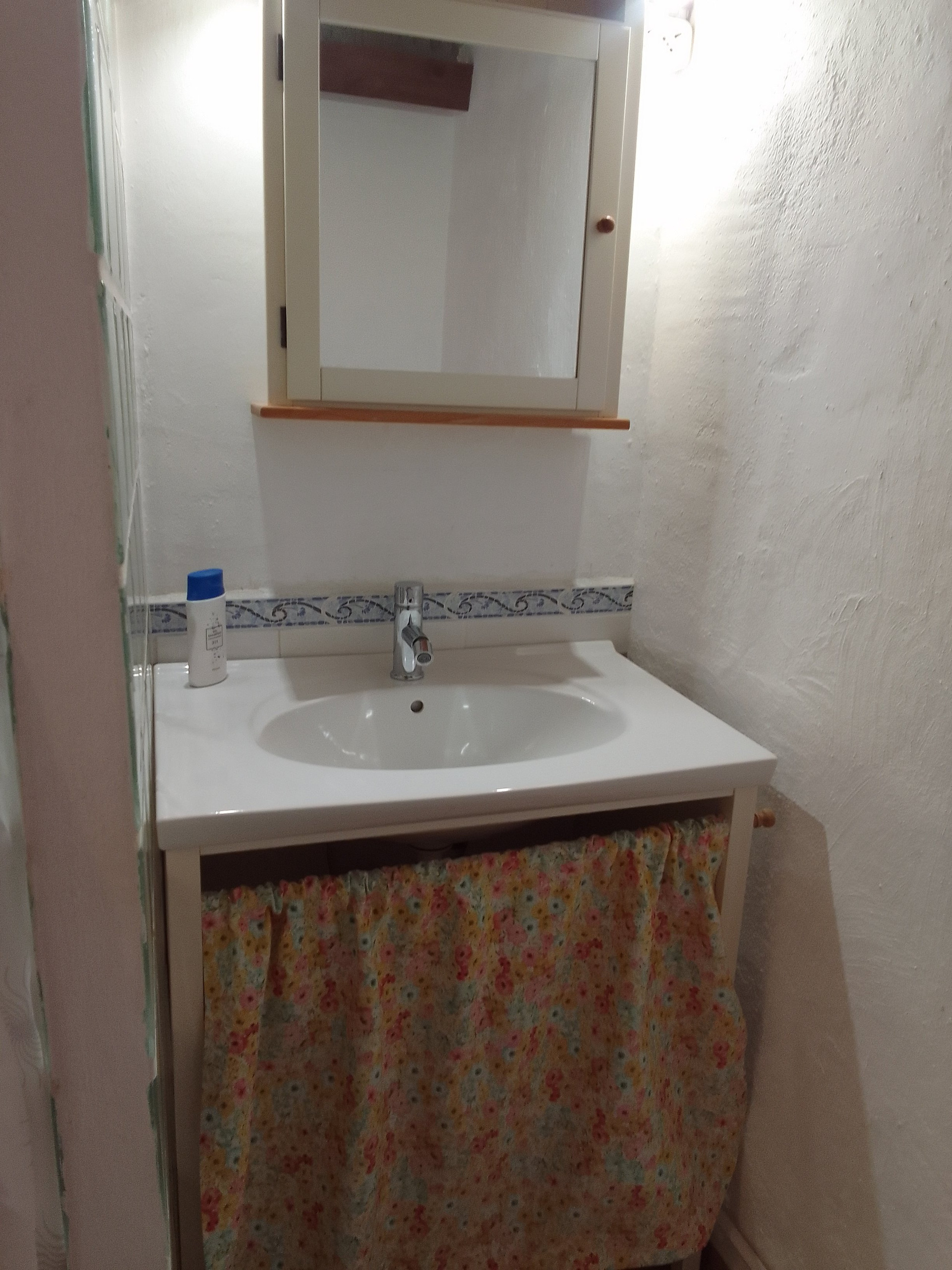Bathroom sink with mirror cabinet