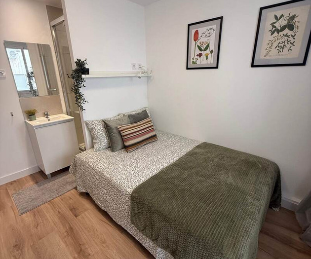 Double bedroom with private bathroom