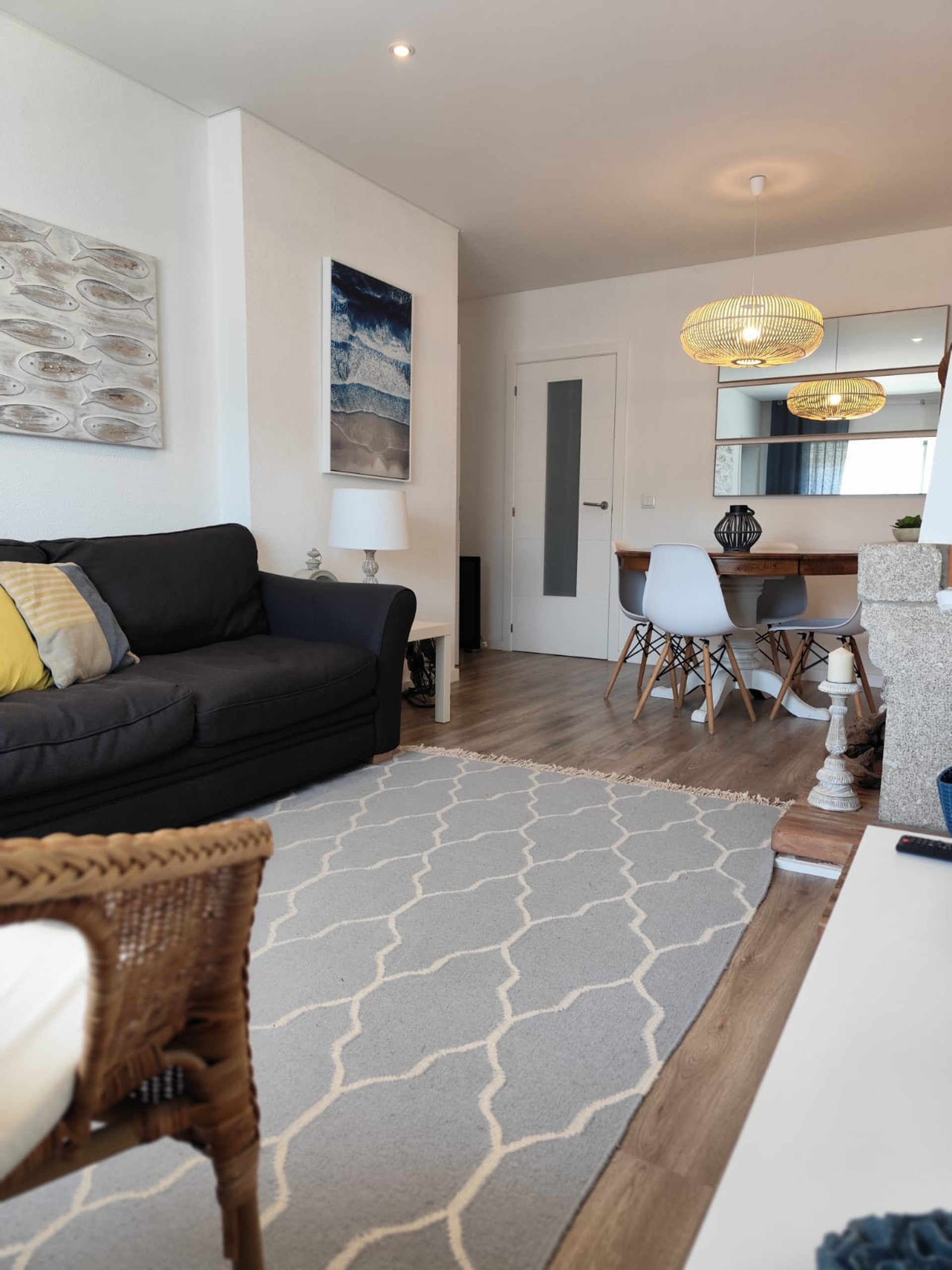 The room, inspired by the sea, features soft and cozy decor, where the window frames a view of the ocean, bringing the beauty of the Atlantic indoors.