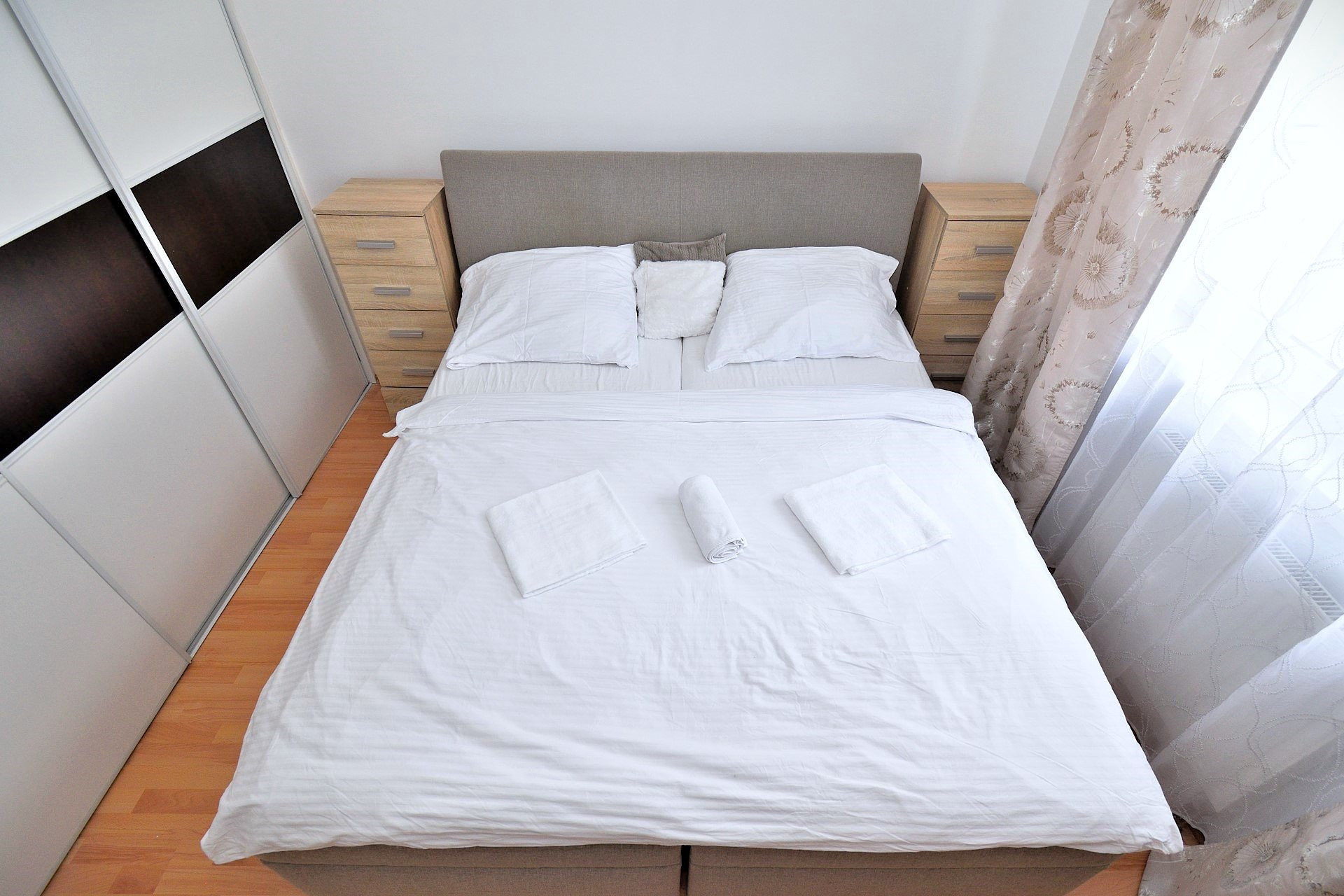 Bedroom with wardrobe and towels