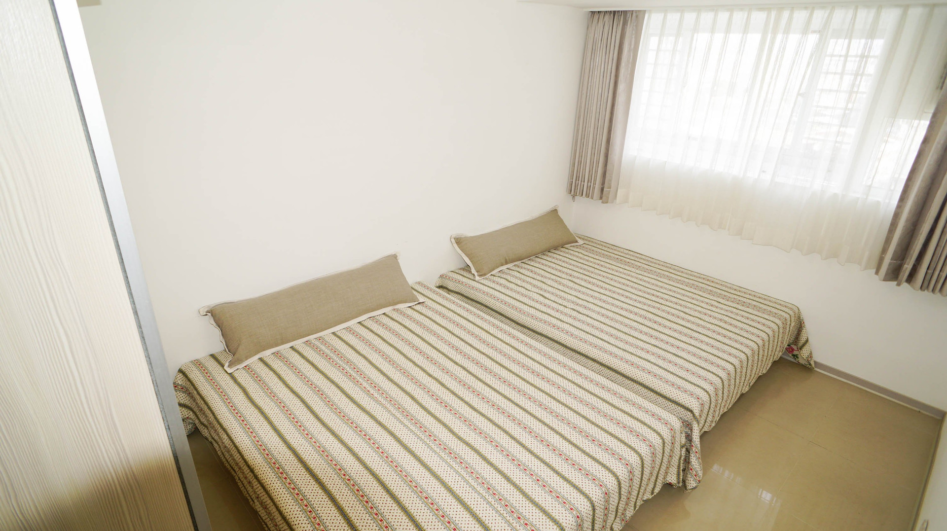 Twin beds bright second bedroom
