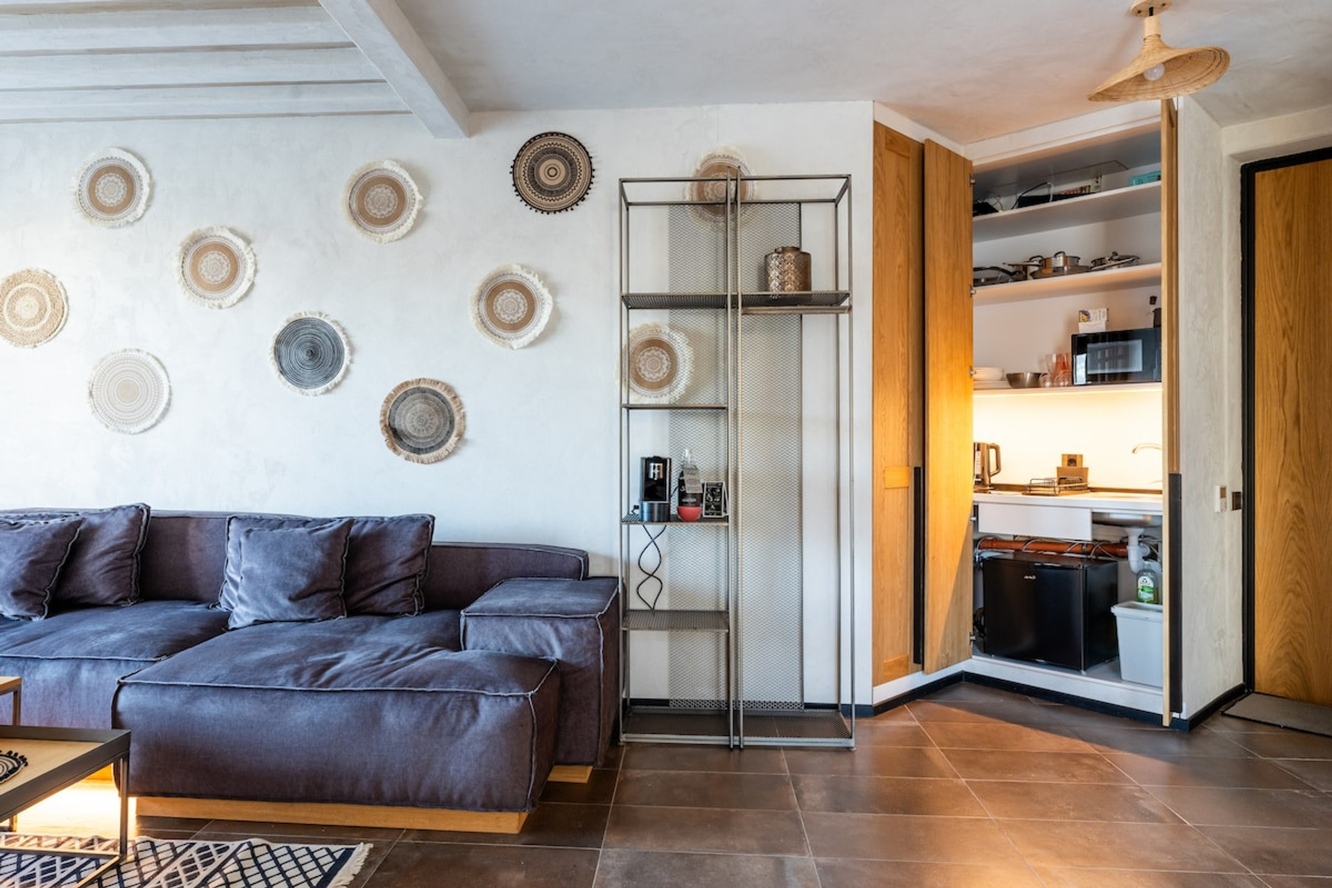 Kitchen box, which is equipped with a microwave, minibar, stove, electric kettle, dishes, glasses, pan, pots
